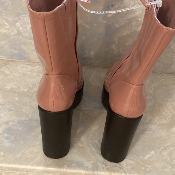 Levi-Tate Patent Platform Mid
Boots Plush/ Light Pink color - Picture 4 of 7